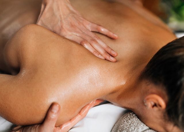 Rosenquarz of anti-stress massage - optionele extra (ter illustratie)