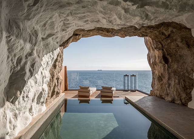 Cave suite sea view with private pool