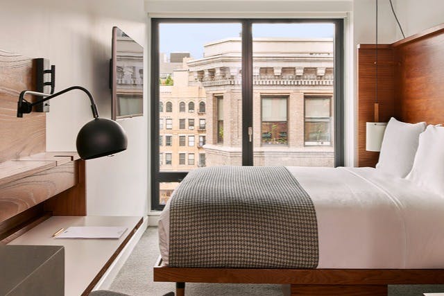 City Queen room