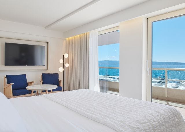 Elegant room with king bed & sea view