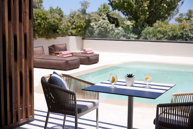 Juniorsuite med udsigt til poolen og fælles pool