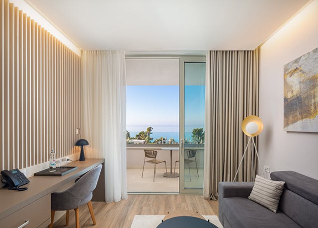 Luxury-Doppelzimmer mit Balkon & Meerblick