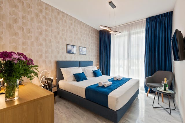 Deluxerum med stadsutsikt