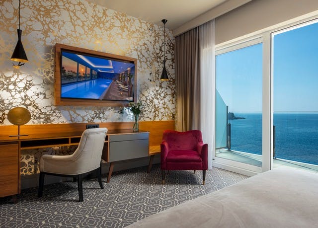 Luxury room with sea view and balcony