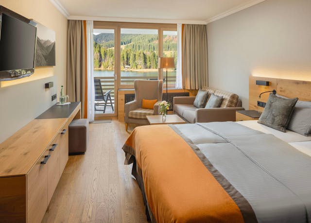 Estate-House-Zimmer mit Kingsize-Bett, Seeblick & Balkon