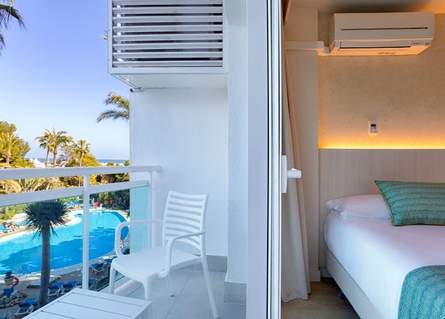Double room with pool view