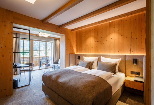 Komfort-Doppelzimmer mit Bergblick
