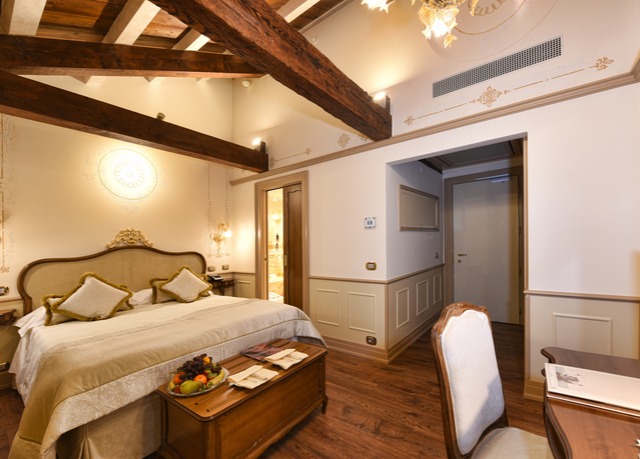 Stunning Venice Abode On The Iconic Grand Canal - Refundable Hotel ...