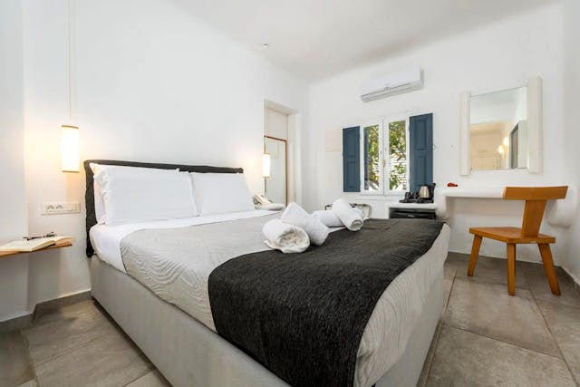 Deluxe-Zimmer mit Plunge-Pool und Blick auf die Caldera