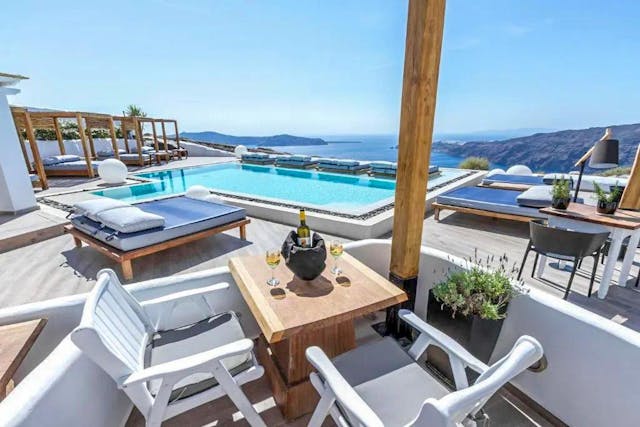 Deluxe-Zimmer mit Plunge-Pool und Blick auf die Caldera