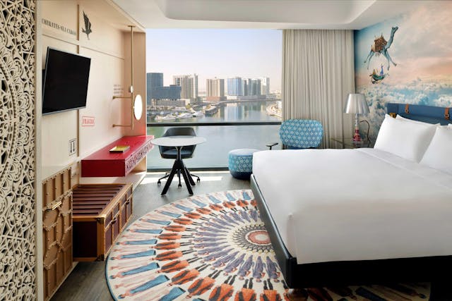 Standard-King-Zimmer mit Blick auf den Khor Dubai