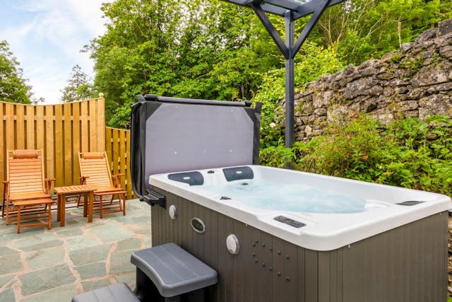 Deluxe Garden room with hot tub