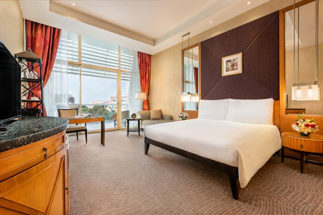 Deluxe-Zimmer mit Kingsize-Bett & Golfblick