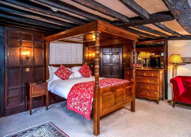 Four Poster room